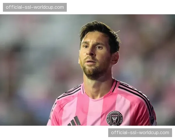 暖心一幕：小球迷冲入场内拥抱偶像萨卡，后被安保带离