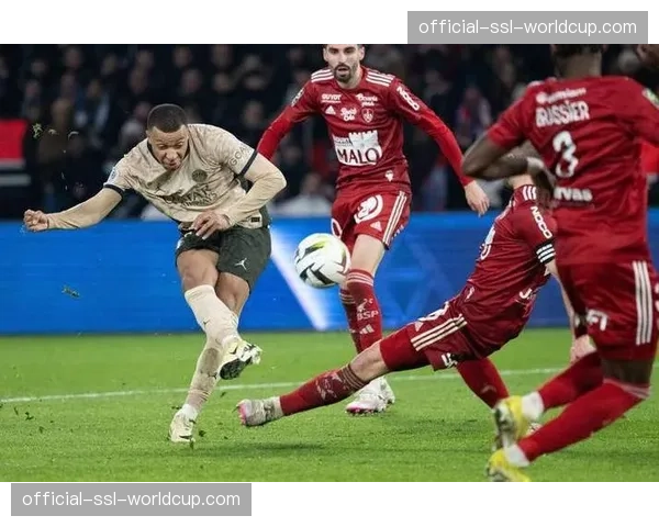 法甲球队训练中增加定位球演练比重，力求创造更多得分机会